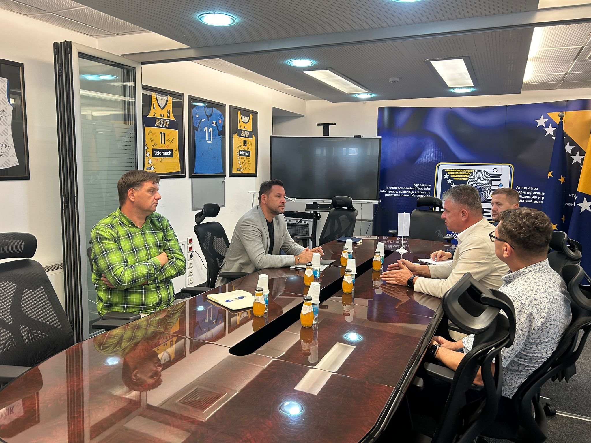 Delegacija Zavoda zdravstvenog osiguranja Tuzlanskog kantona (ZZO TK) posjetila je u ponedjeljak Agenciju za identifikacione dokumente, evidenciju i razmjenu podataka Bosne i Hercegovine.